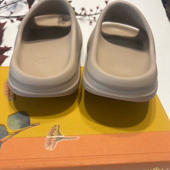 Yeezy Tan Slippers Minimalist Design Molded Footbed - Picture 4 of 5